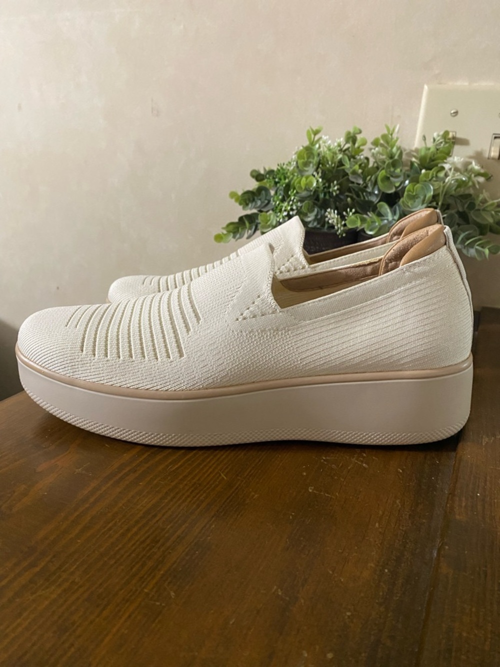 TRAQ by Alegria Mystiq Peeps Cream Slip On EU 39 US 9